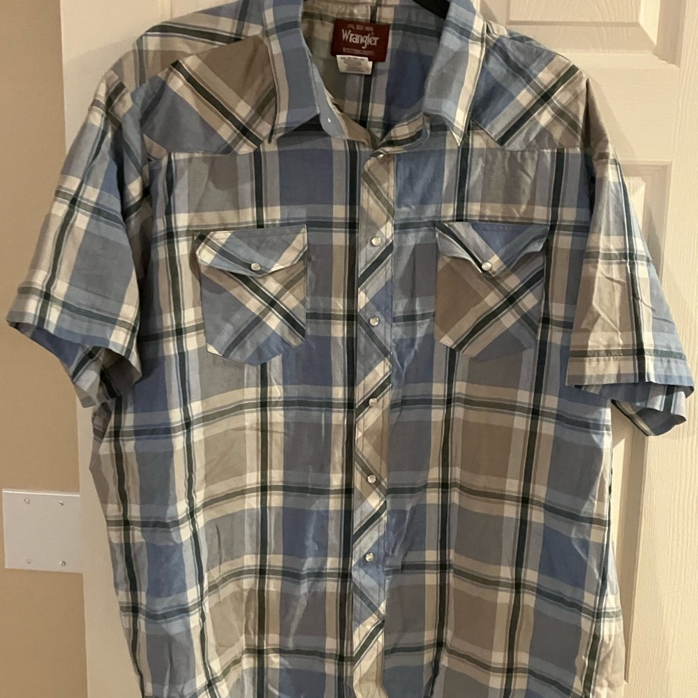 Wrangler Men's Blue and Tan Plaid Button Down Shirt